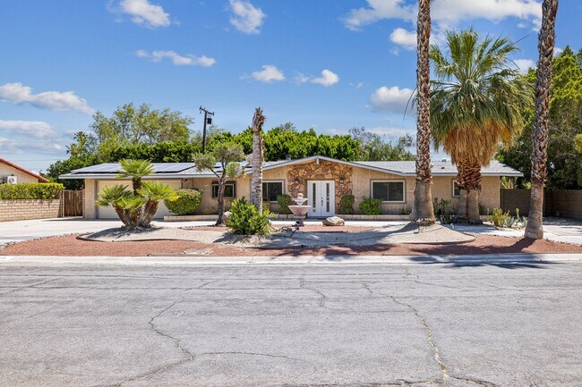 Building Photo - 3 Bed / 2 Bath Home with Bonus Room, Pool and Two Car Garage.