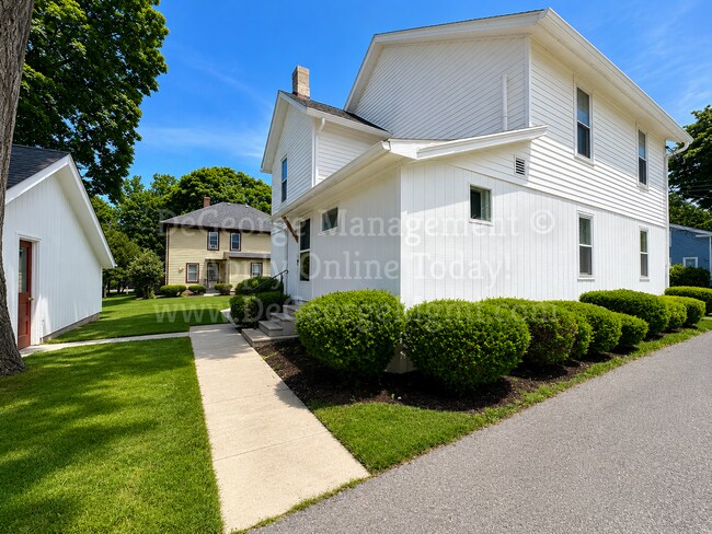 Building Photo - 409 Madison St