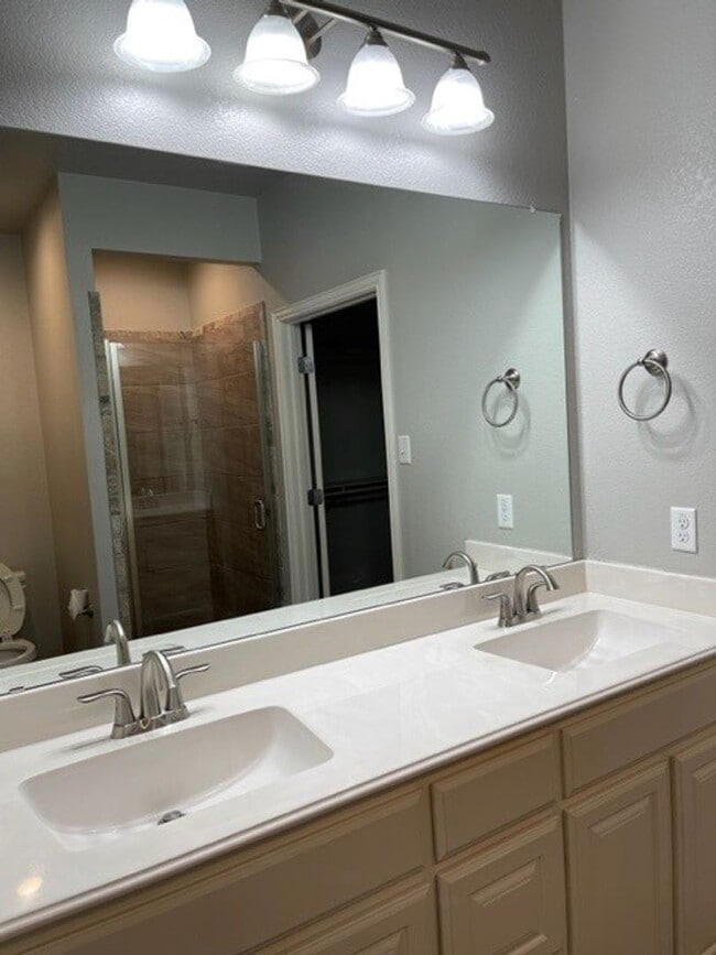 Building Photo - 4/2 - PETS WELCOME - WATER and LAWN includ...
