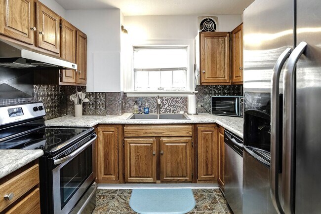 Building Photo - Spacious Two Bedroom Condo in Blackstone!