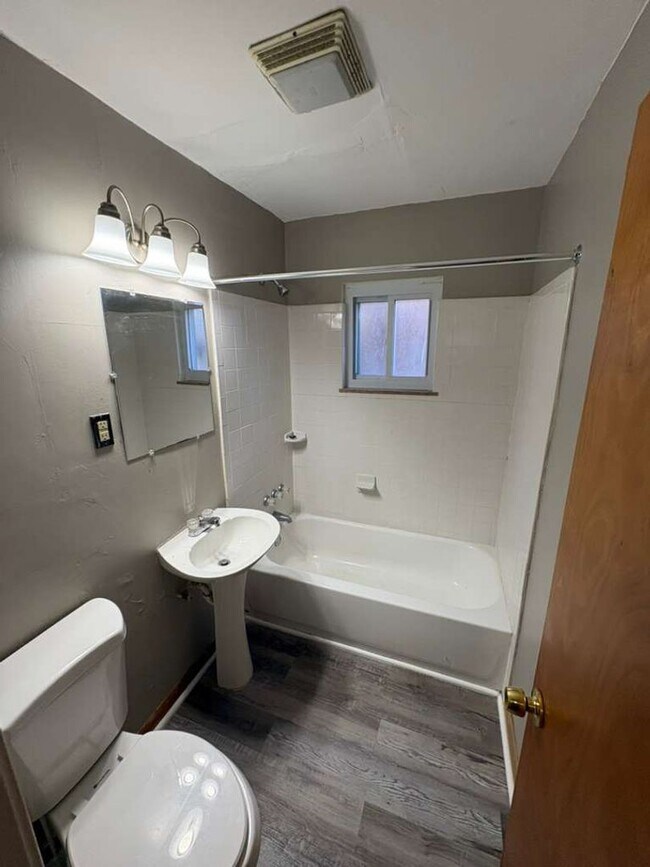 Building Photo - Renovated 2-Bedroom Apartment in Cleveland