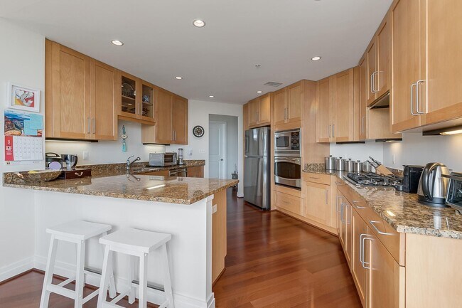 Building Photo - 8220 Crestwood Heights Dr