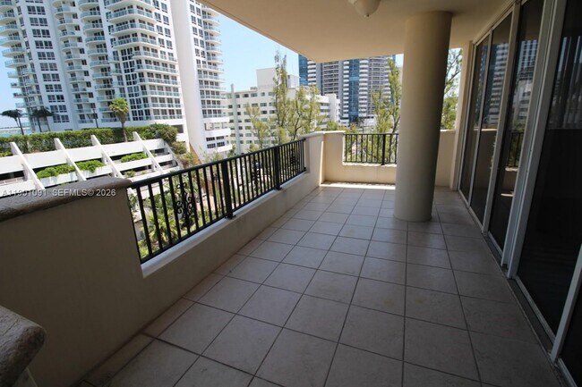 Building Photo - 6422 Collins Ave