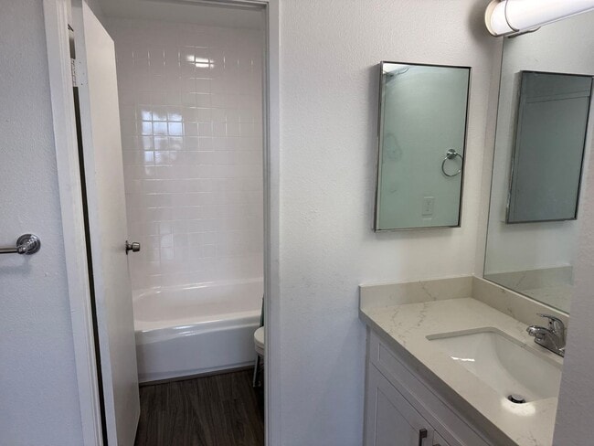 Building Photo - Renovated 1BR Condo in Downtown located in a secured building on the 25th floor