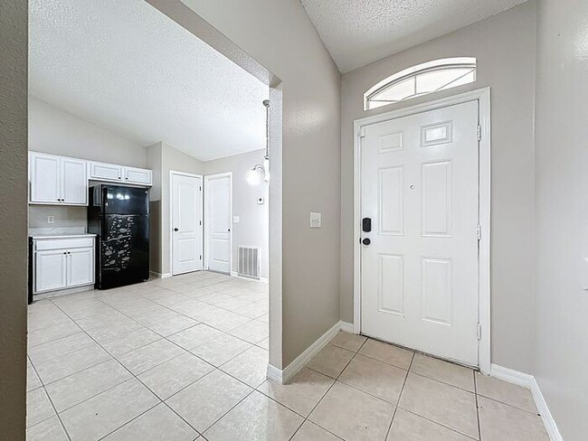 Building Photo - Charming 3-Bedroom Rental in Poinciana