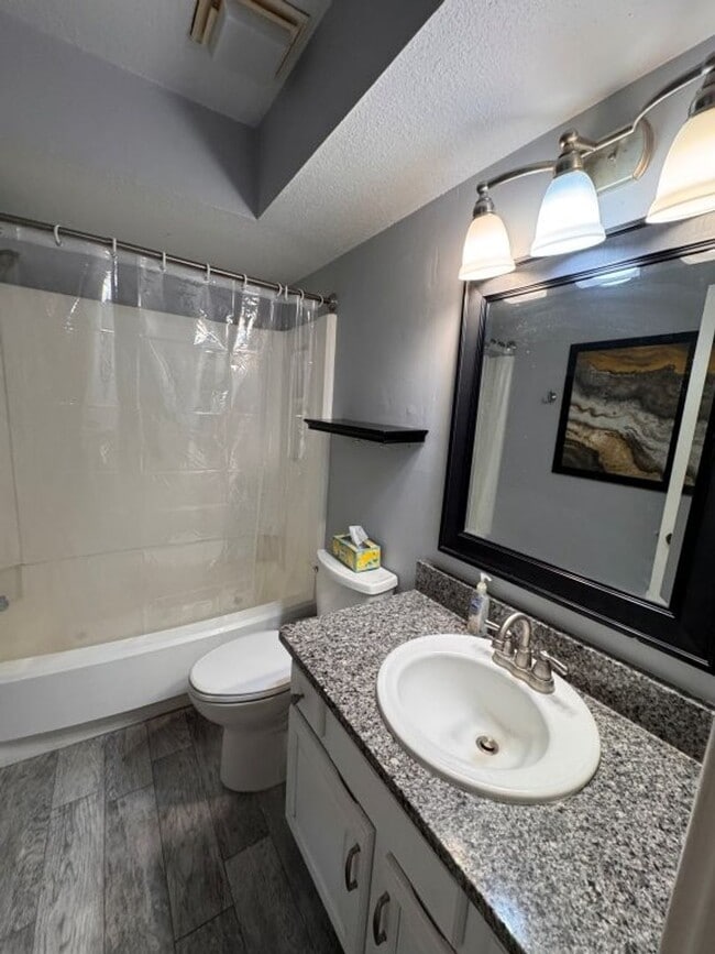 Building Photo - Fully Furnished 3 bedroom, close to everything! Flexible terms, easy application process!