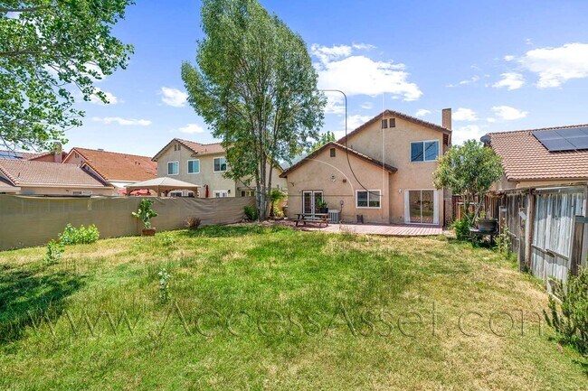 Building Photo - Charming and Bright Three-Bedroom Haven on Comotilo