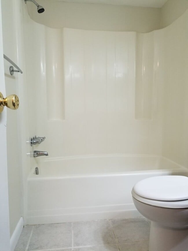 Building Photo - **Available NOW** 2 Bedroom/ 2 Bath Condo close to Truman and Coffee Bluff Marina- community Pool!