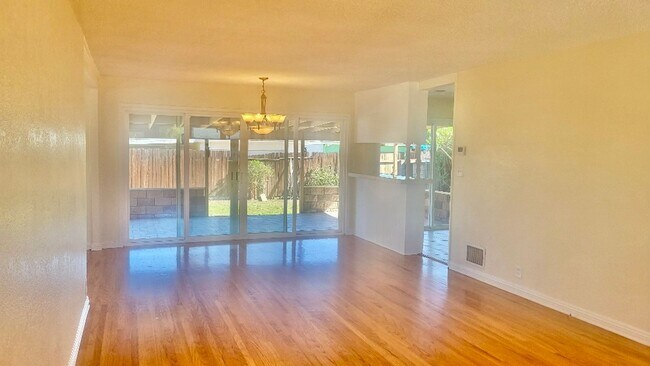 Building Photo - Beautiful 3-bedroom home in a quiet tree-lined street in Winnetka