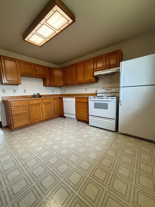 Building Photo - Updated 2 bedroom apartment Near St Peters