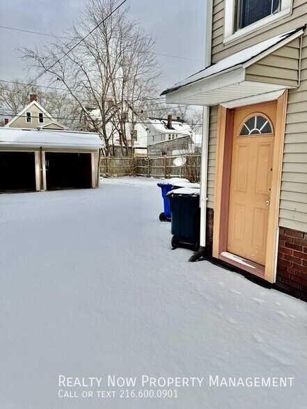 Building Photo - 8225 Rosewood Ave