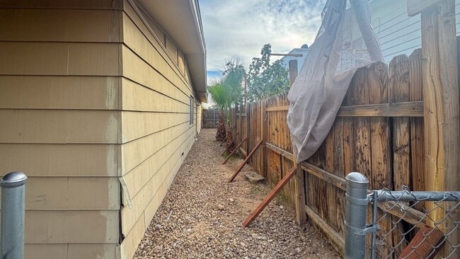 Building Photo - 3-Bed, Single Story Home in NON-HOA community