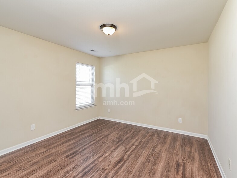 Building Photo - 113 Tannin Way