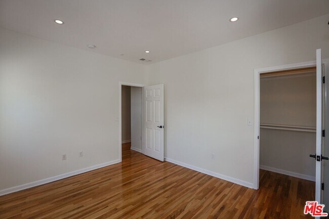 Building Photo - 806 N Alfred St