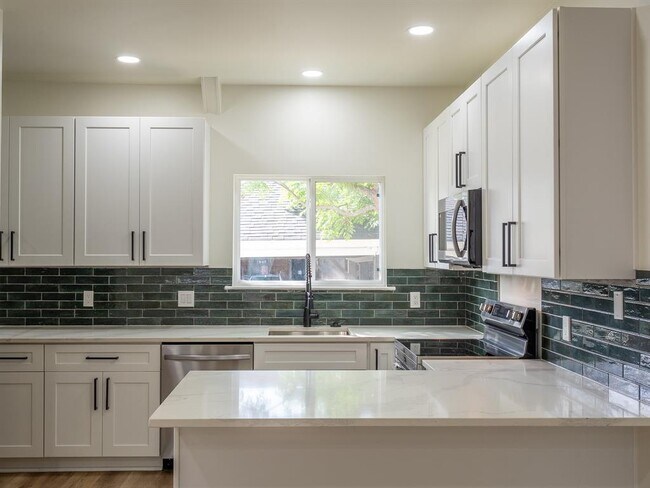 Building Photo - 210 Mockingbird Ln W