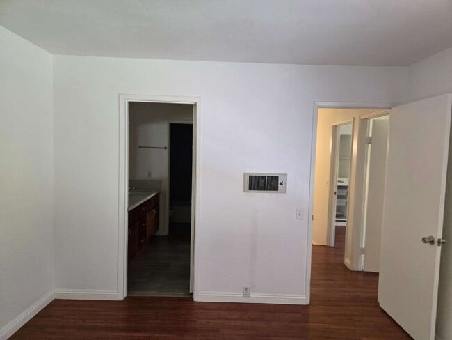 Building Photo - Spacious 3-bed, 2-bath condo is located in the heart of UTC, right on the UCSD bus line! It featu...