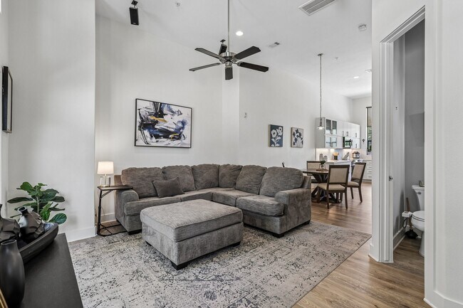 Building Photo - 2305 Camden Dr