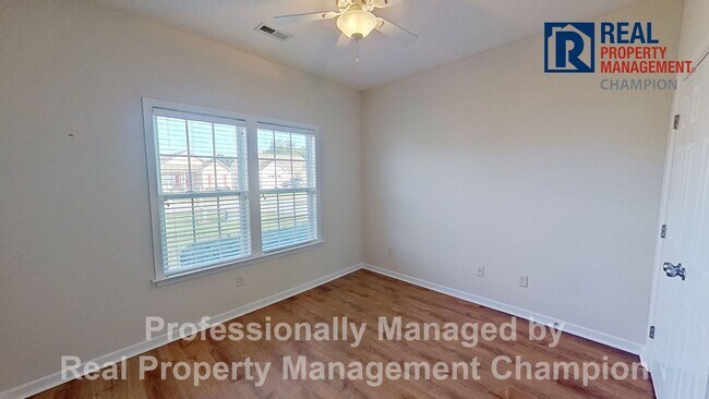 Building Photo - Charming 3 BD/2 BA Home w/Split Bedroom La...