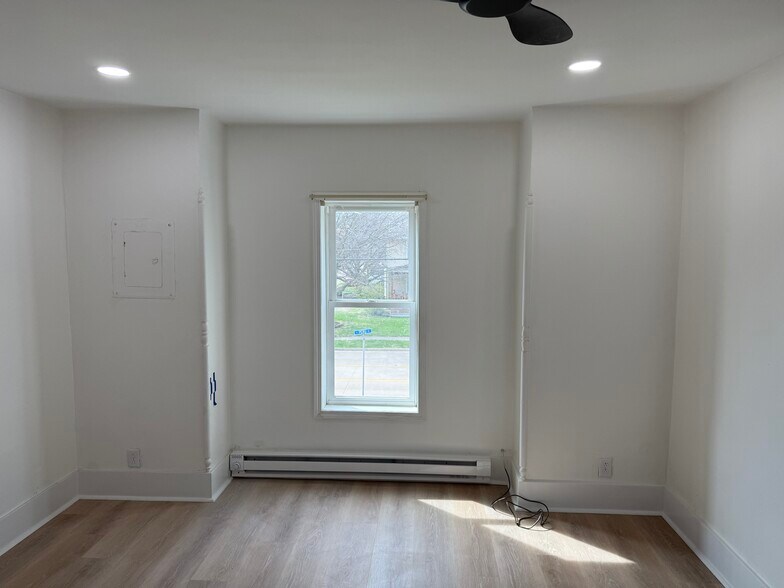 Building Photo - 225 E Peru St