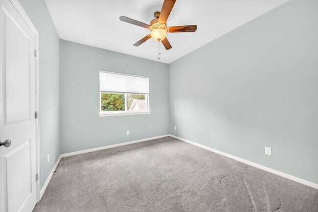 Building Photo - Nestled in the heart of Creekside Park - T...
