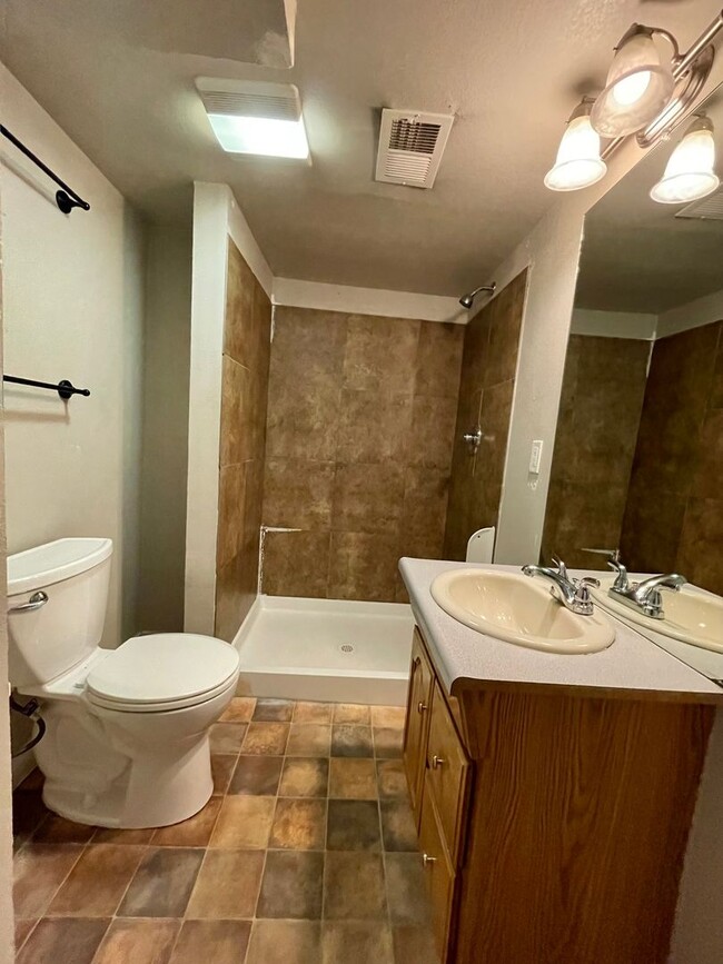 Building Photo - AVAILABLE NOW! Move-In Special! Half Off F...