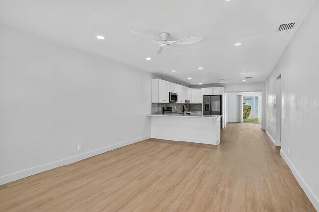 Building Photo - 529 NE 18th St