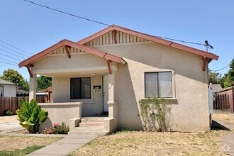 Building Photo - 3 Bedroom in Hollister