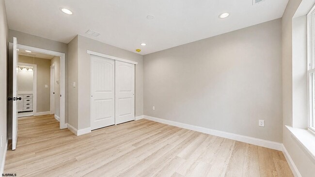 Building Photo - 456 S Nectar Ave