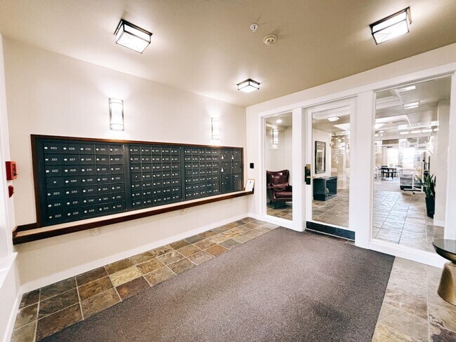 Building Photo - 2Bd/1.75Ba Kirkland Condo
