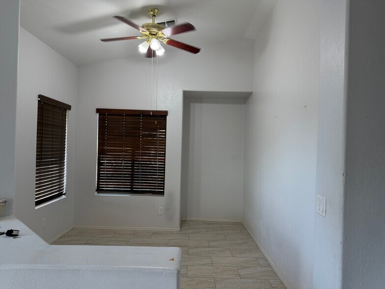 Building Photo - 1347 E 10th Pl