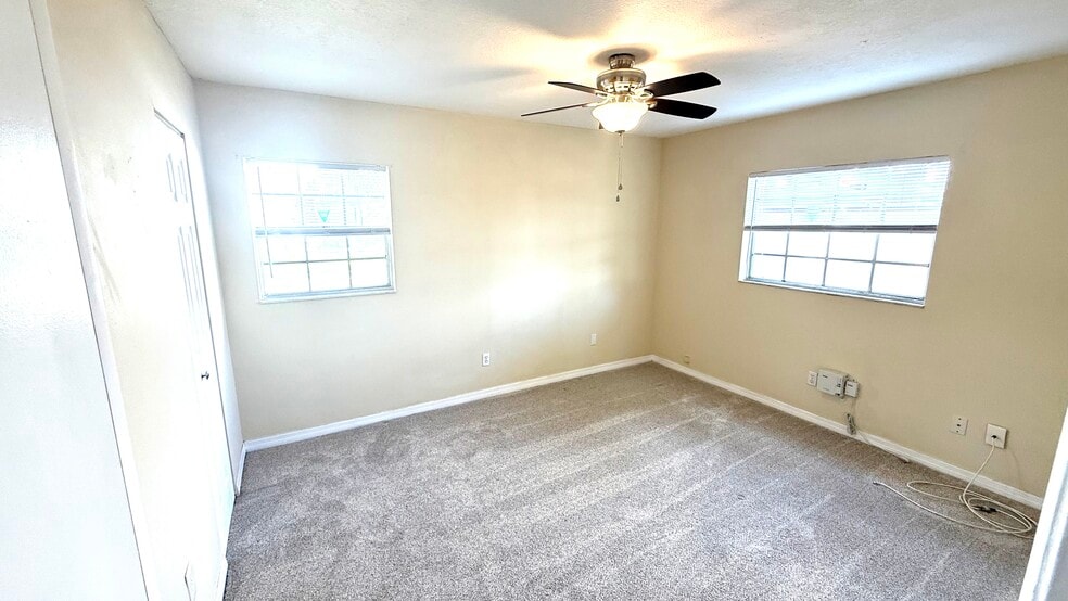 Building Photo - 3802 N Oak Dr