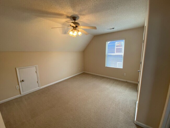 Building Photo - BRIDGEWATER HOME WITH FENCED IN YARD! PRE-...
