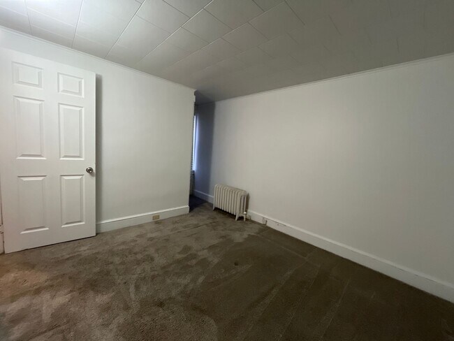 Building Photo - Large, well-maintained 4-bedroom, 1-bathroom row home