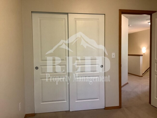 Building Photo - Central Valley Area - 2 Story Townhome 3Bed 2.5Bath