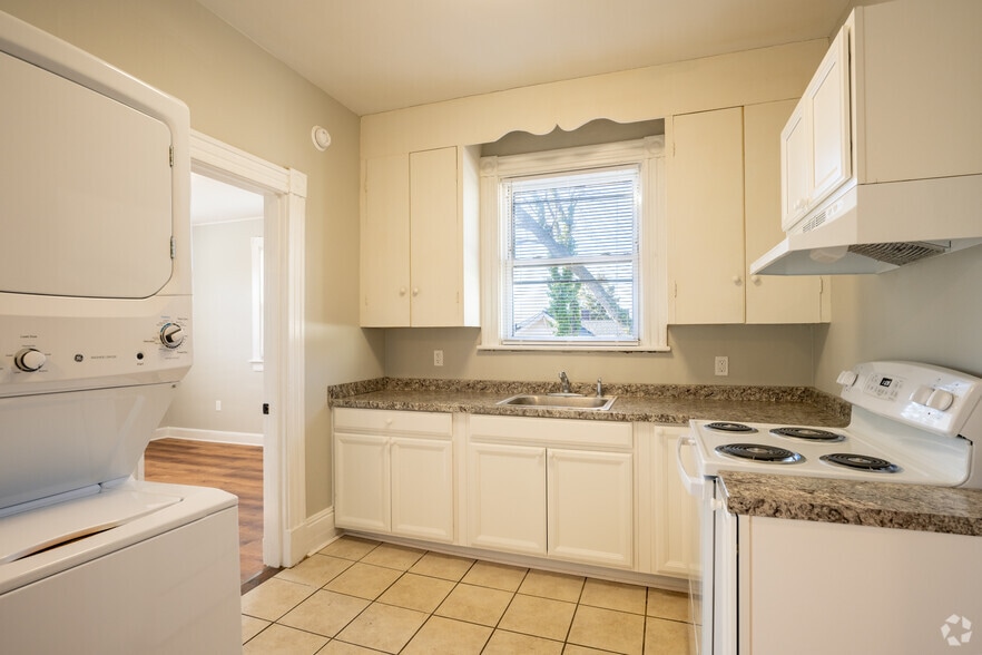 1BR, 1BA - Kitchen - 500 Euclid Avenue