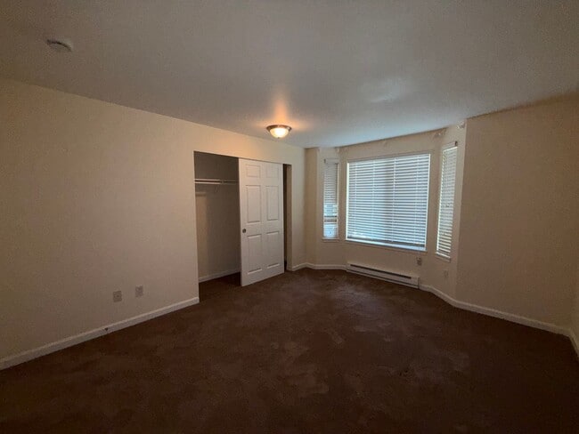 Building Photo - 2 Bed 1 Bath Totem Lake Condo