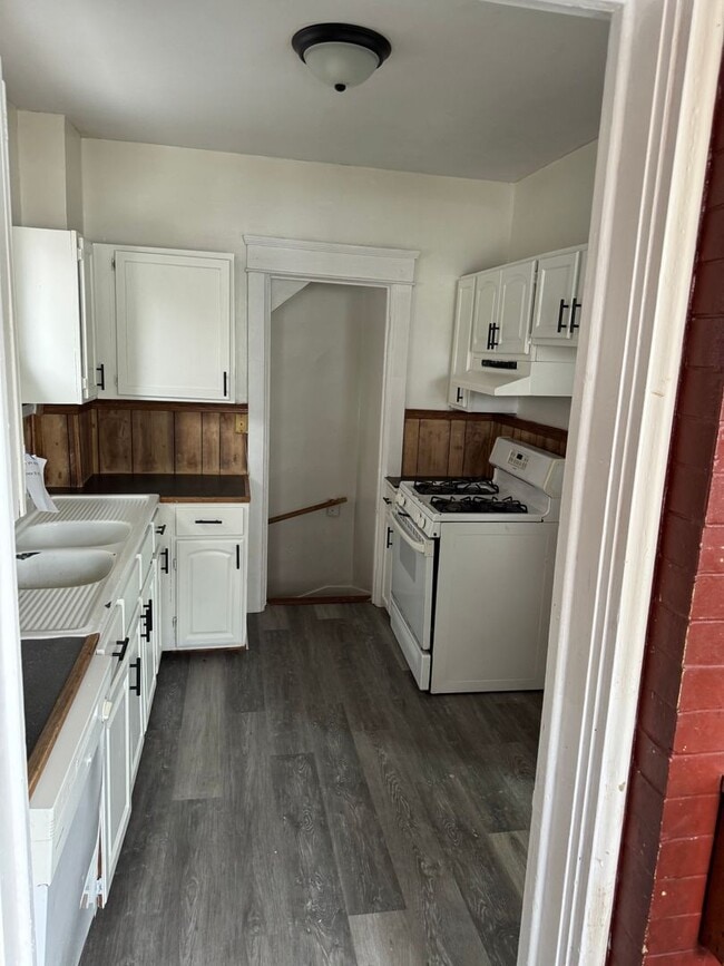 Building Photo - Single Family Home 3 bedroom 1 bath new paint flooring with basement fenced in yard