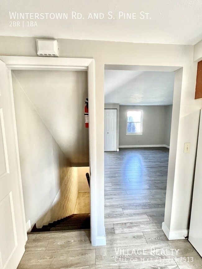 Building Photo - End Unit! New kitchen and flooring! Large ...