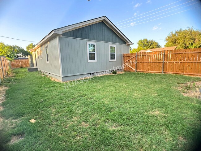 Building Photo - Fully Renovated 3 Bed Home | Stainless Appliances | Privacy Fence | Storage Shed | W/D Connections