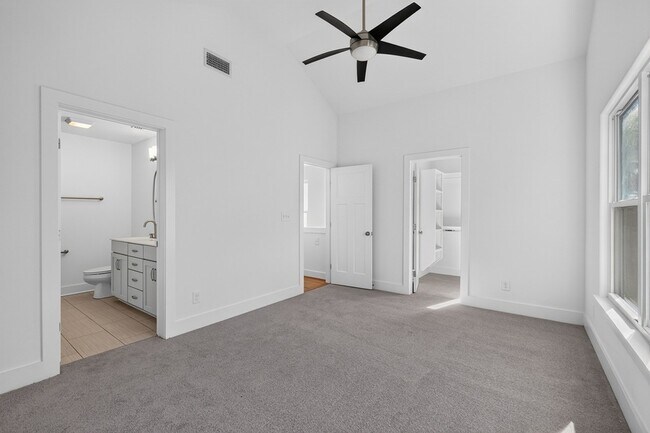Building Photo - 617 Eastboro Dr