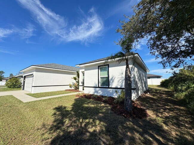 Building Photo - $500 OFF OF A MONTH OF RENT! Beautiful 4BD/2BA Home in Poinciana – No HOA Approval Needed! Pets W...