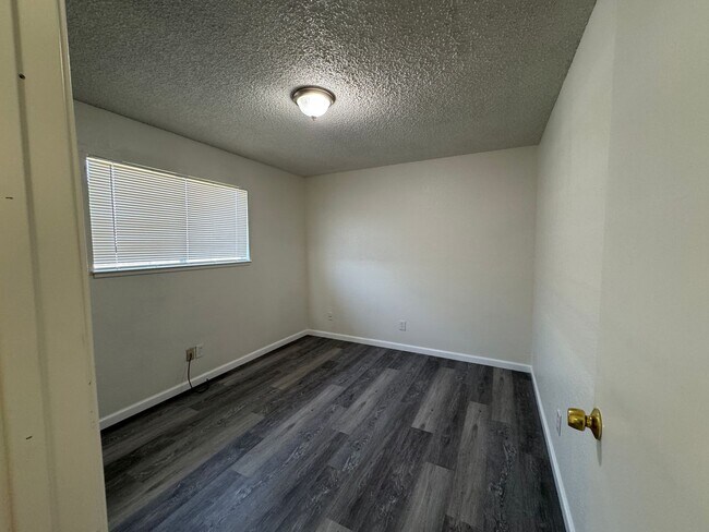 Building Photo - Three Bed, Two Bath Home In North Stockton