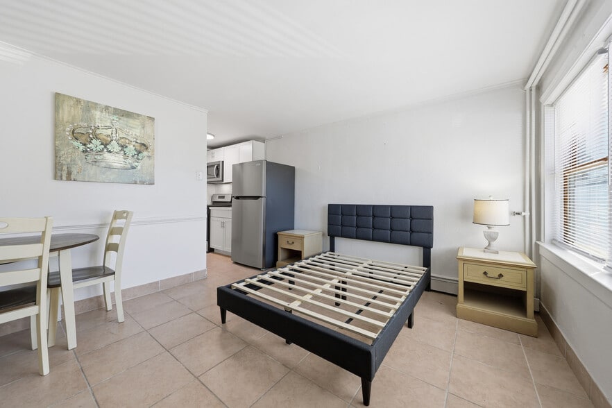 Building Photo - 807 W New York Ave