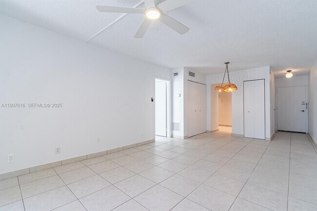 Building Photo - 2821 N Miami Beach Blvd