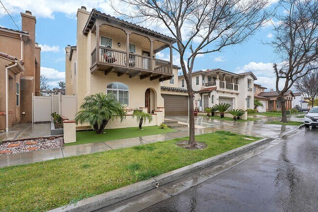 Building Photo - Beautiful executive home in the Eastlake-C...