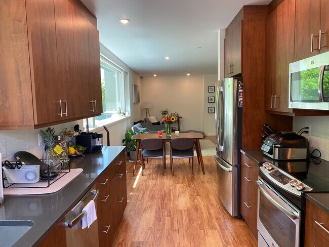 Building Photo - Sola 16