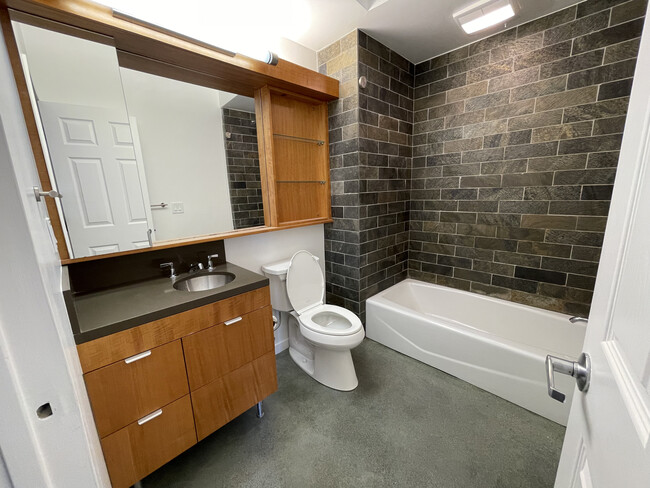 Nice spacious bathroom with a fullsize bath - 766 Harrison St