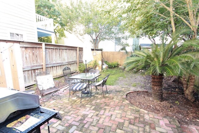 Building Photo - Available 3/1. Beautiful 3 BR/2BA available in Elliottborough! Landscaping included!