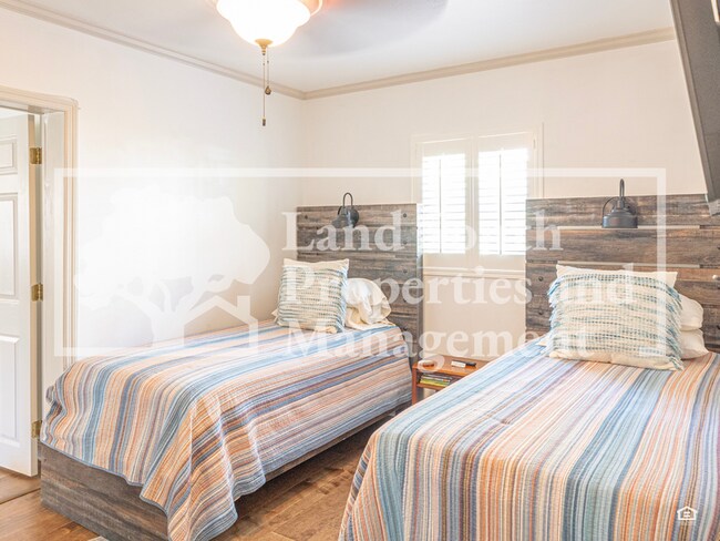 Building Photo - 327 Easton Dr