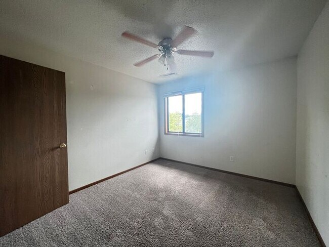 Building Photo - $825 | 2 Bedroom, 1 Bathroom Apartment | N...